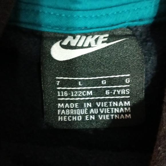 Nike boys multi color hoodie has patches that feel like leather. - Picture 17 of 17